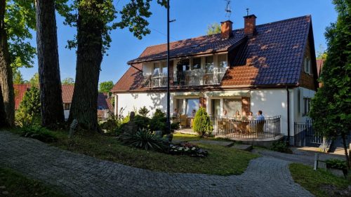 Pensjonat-Doliva-Park-Noclegi-Krynica-Morska-Jarzab-deby-ogrod
