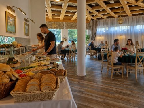 Pensjonat-Doliva-Park-Noclegi-Krynica-Morska-sniadanie